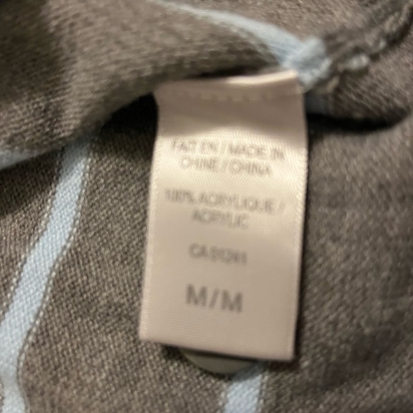 Sweater. Size Medium. - Picture 7 of 9